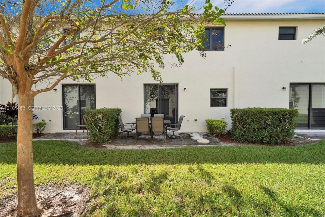 371 NE 194th Ter , Miami, FL 33179 Photo