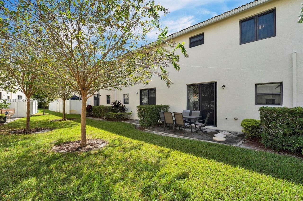 371 NE 194th Ter , Miami, FL 33179 Photo