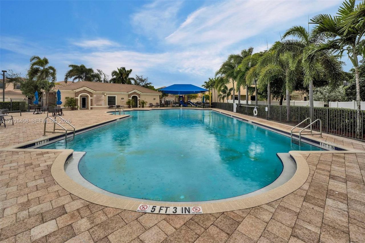 371 NE 194th Ter , Miami, FL 33179 Photo