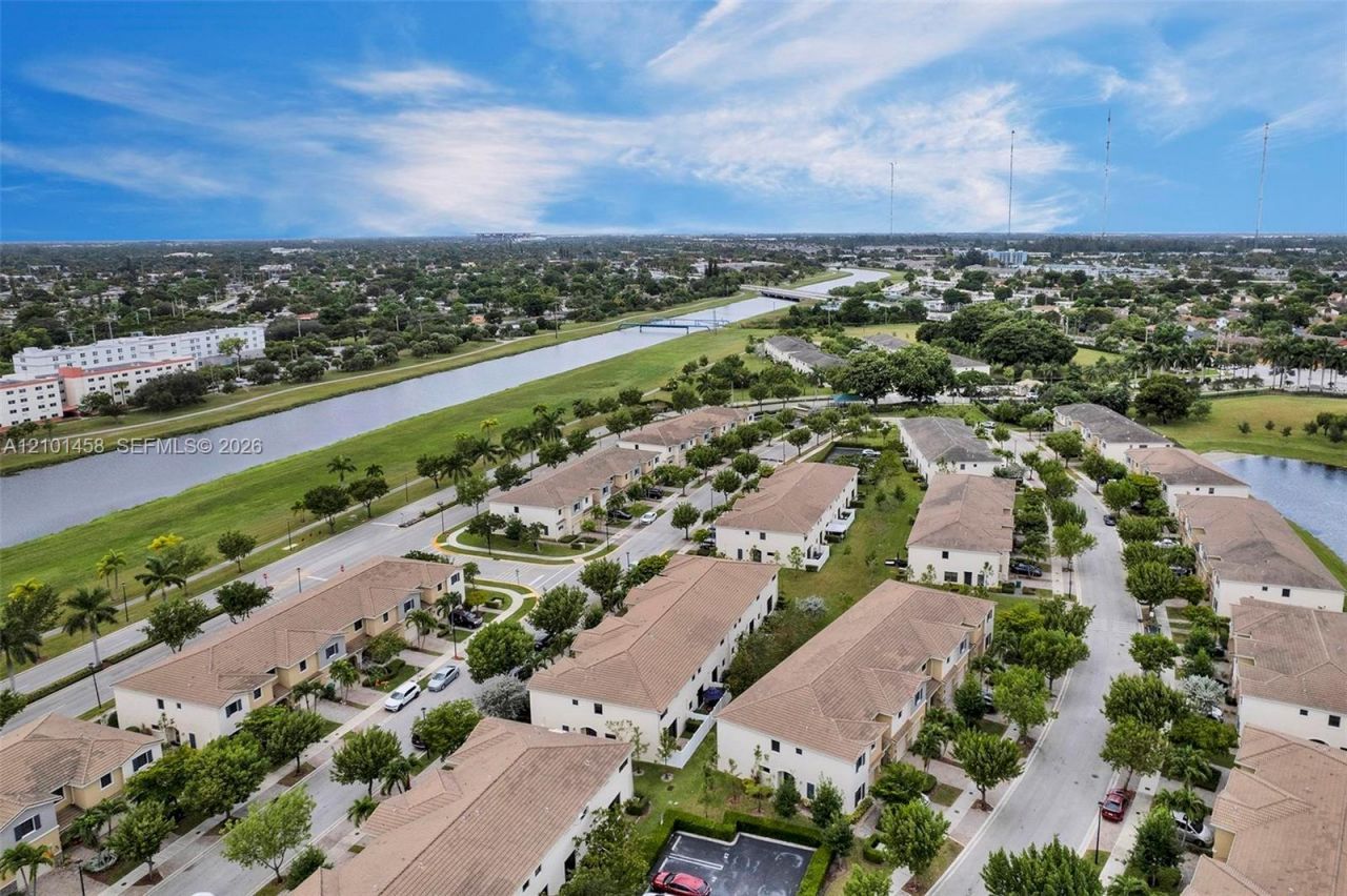 371 NE 194th Ter , Miami, FL 33179 Photo