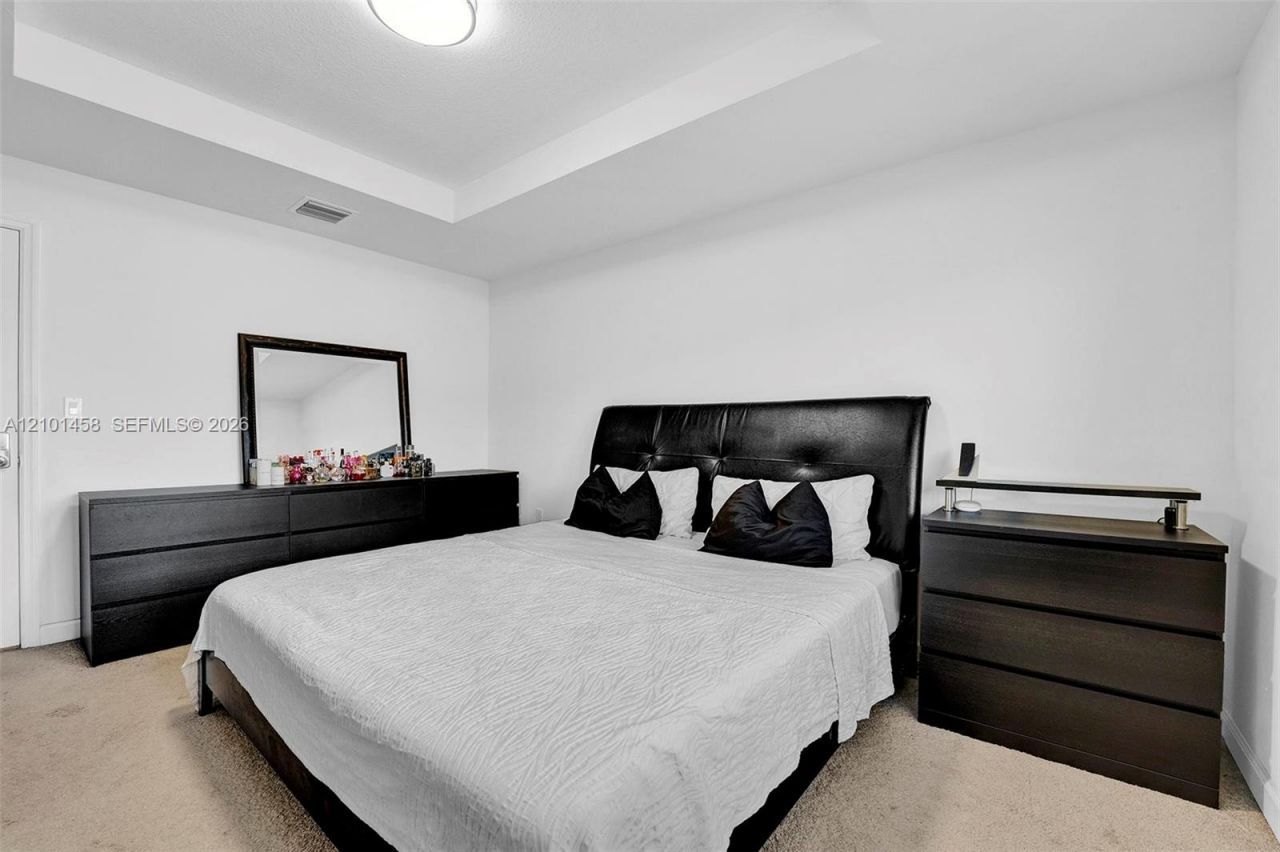 371 NE 194th Ter , Miami, FL 33179 Photo