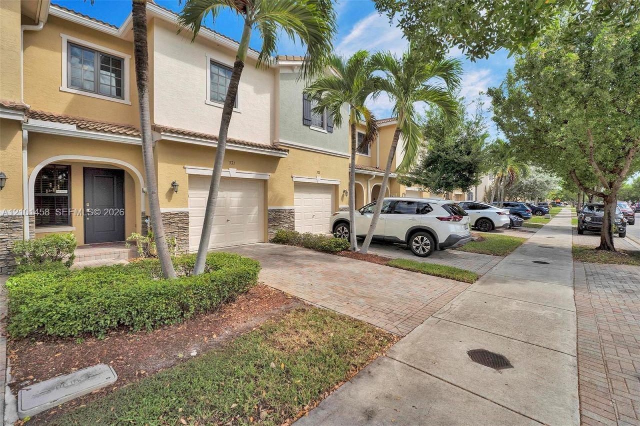 371 NE 194th Ter , Miami, FL 33179 Photo