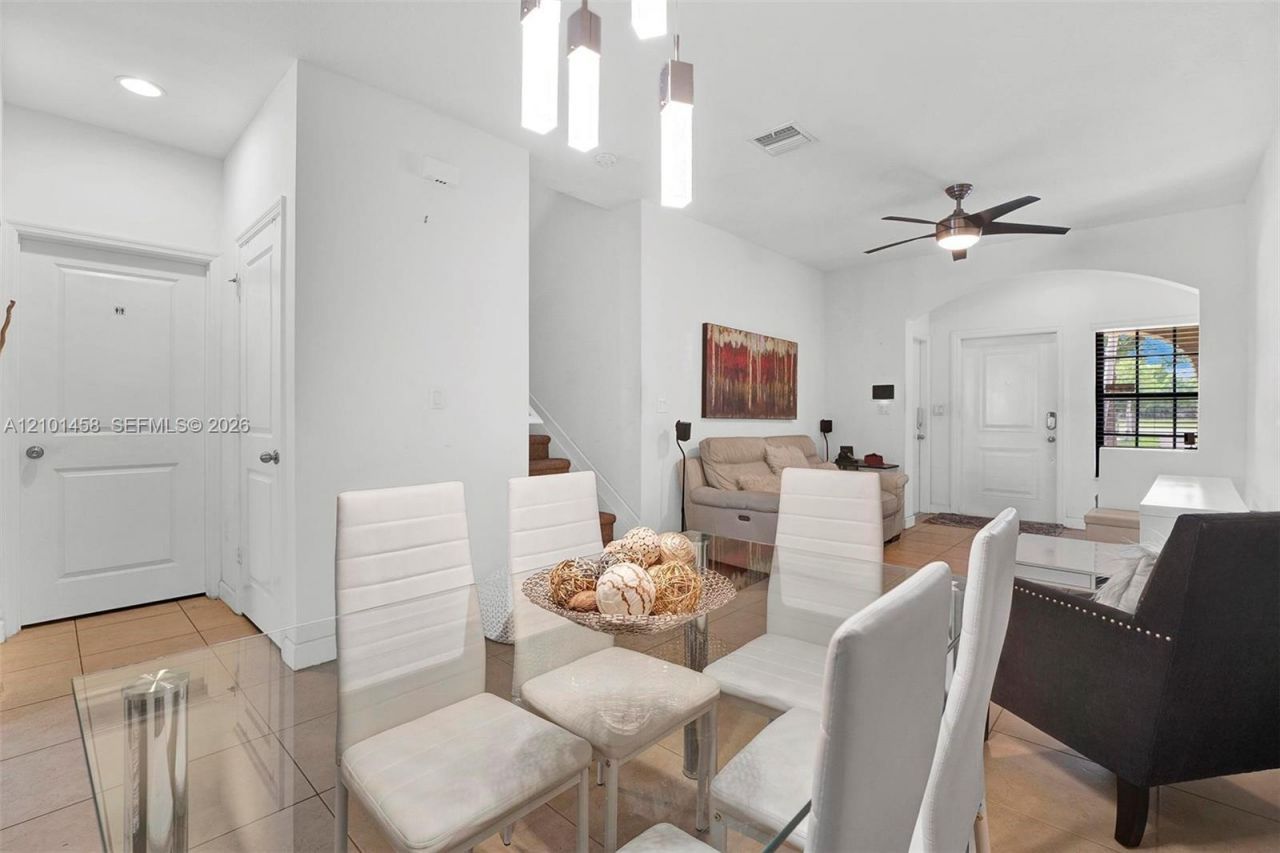 371 NE 194th Ter , Miami, FL 33179 Photo
