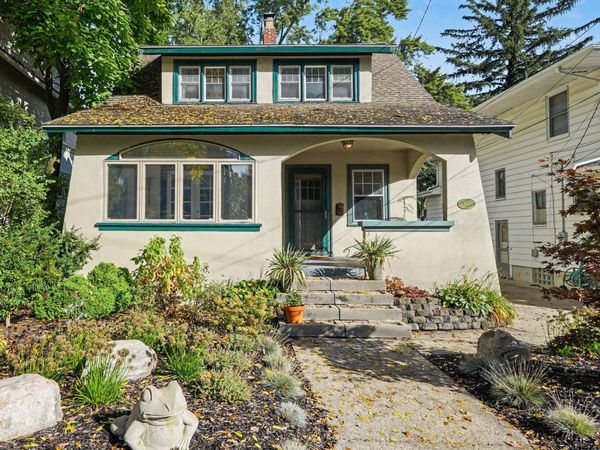 1653 Wealthy Street SE, East Grand Rapids, MI 49506