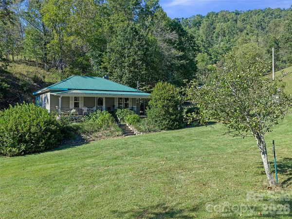 163 Cub Howell Road , Bakersville, NC 28705