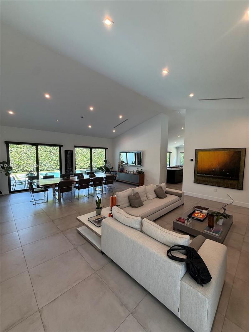 21498 Highland Lakes Blvd , Miami, FL 33179 Photo