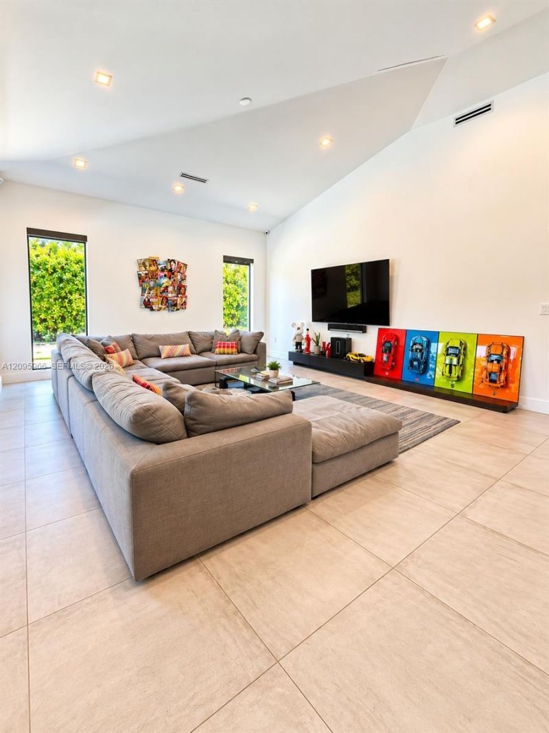 21498 Highland Lakes Blvd , Miami, FL 33179 Photo