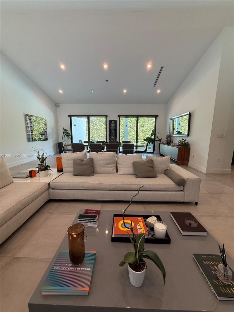 21498 Highland Lakes Blvd , Miami, FL 33179 Photo
