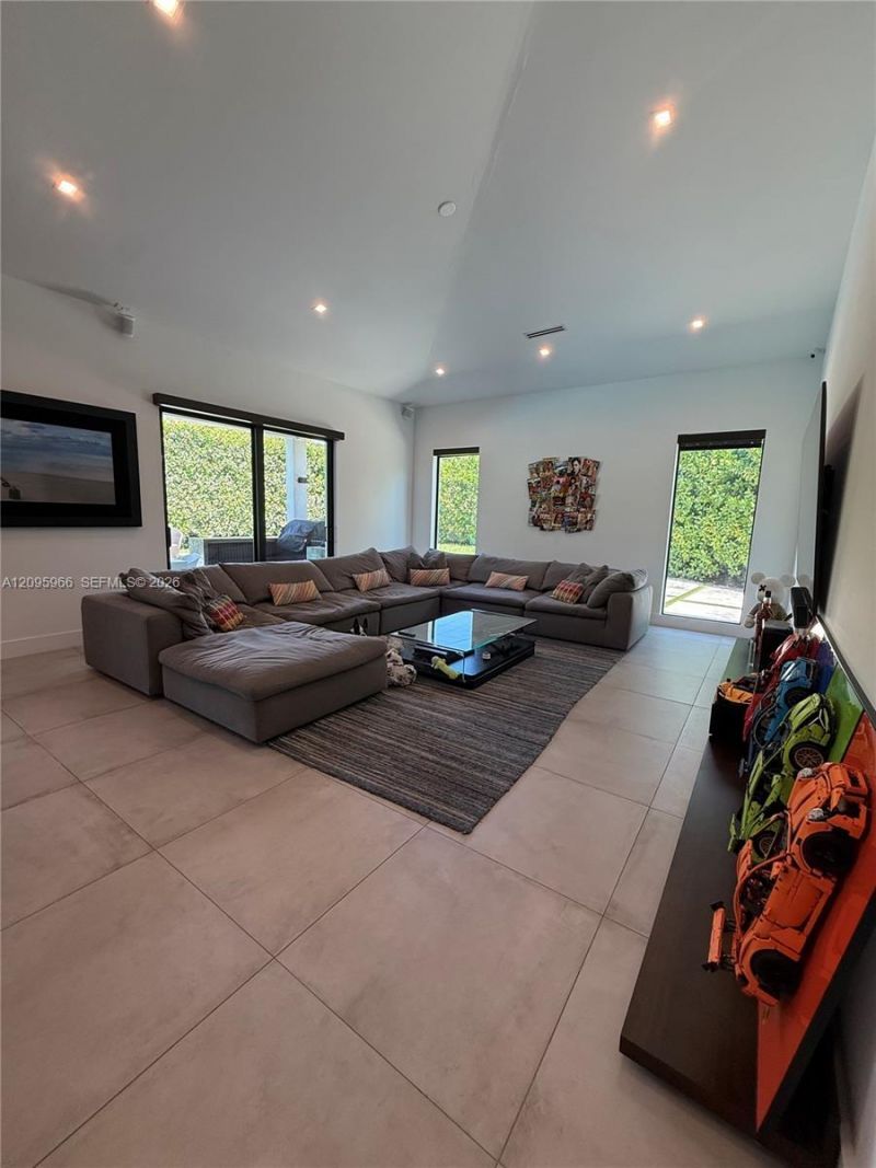 21498 Highland Lakes Blvd , Miami, FL 33179 Photo