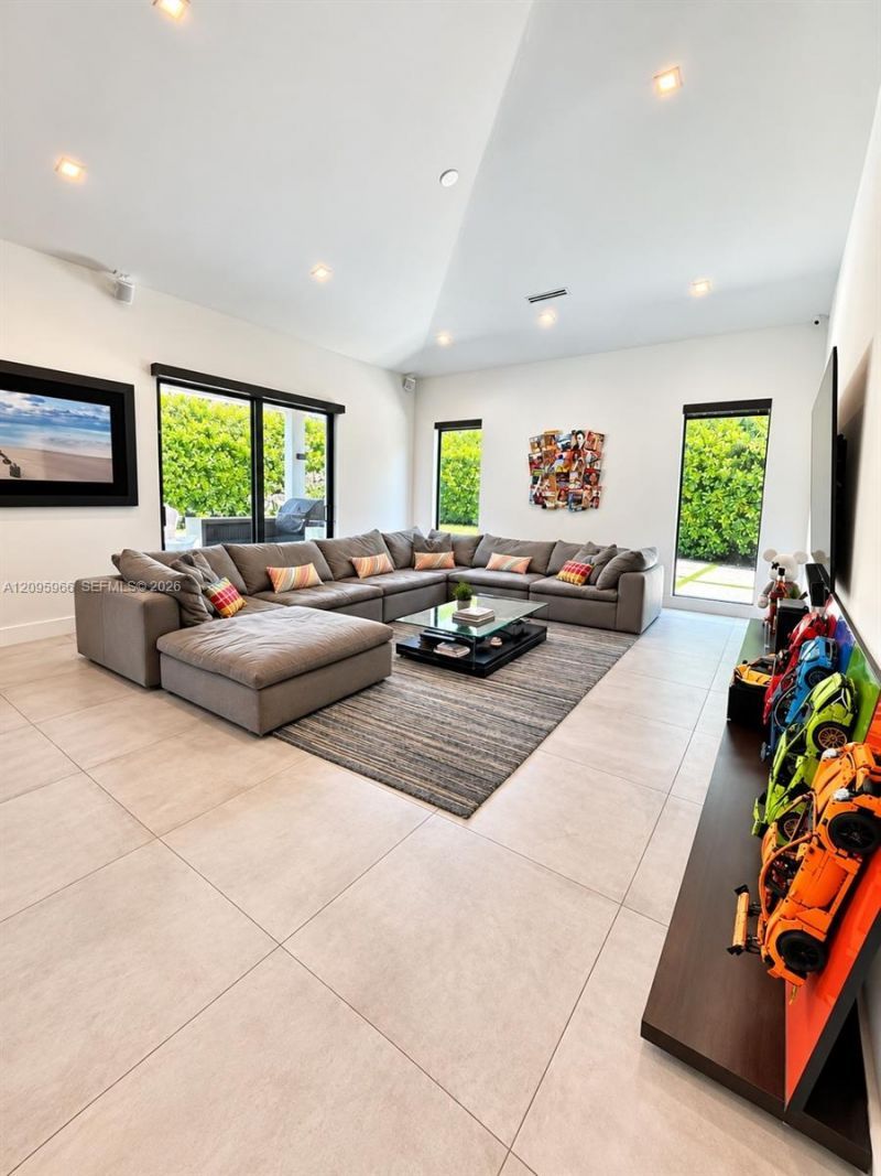 21498 Highland Lakes Blvd , Miami, FL 33179 Photo