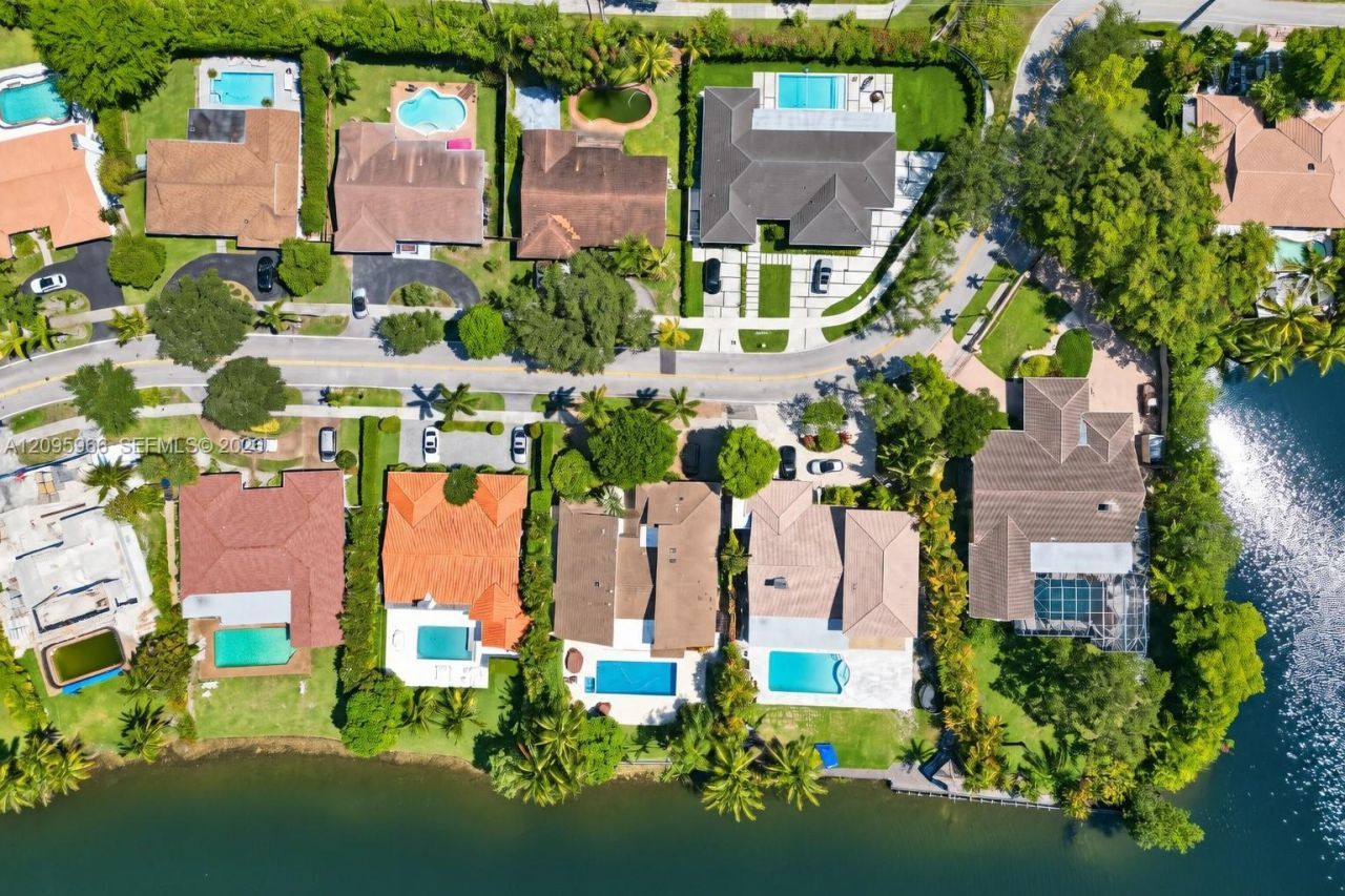 21498 Highland Lakes Blvd , Miami, FL 33179 Photo