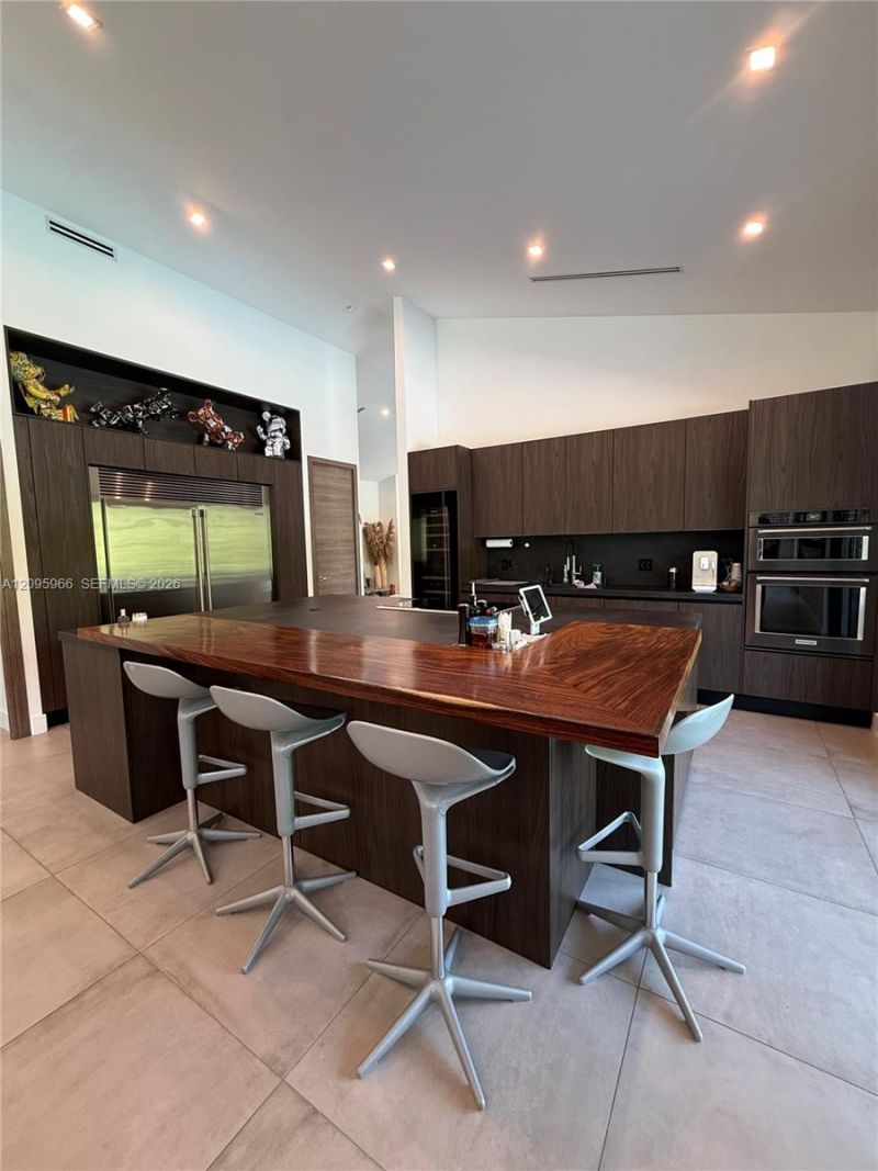 21498 Highland Lakes Blvd , Miami, FL 33179 Photo