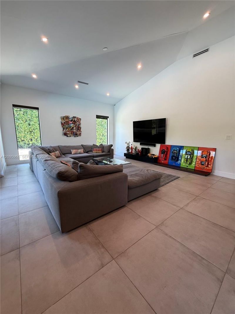 21498 Highland Lakes Blvd , Miami, FL 33179 Photo