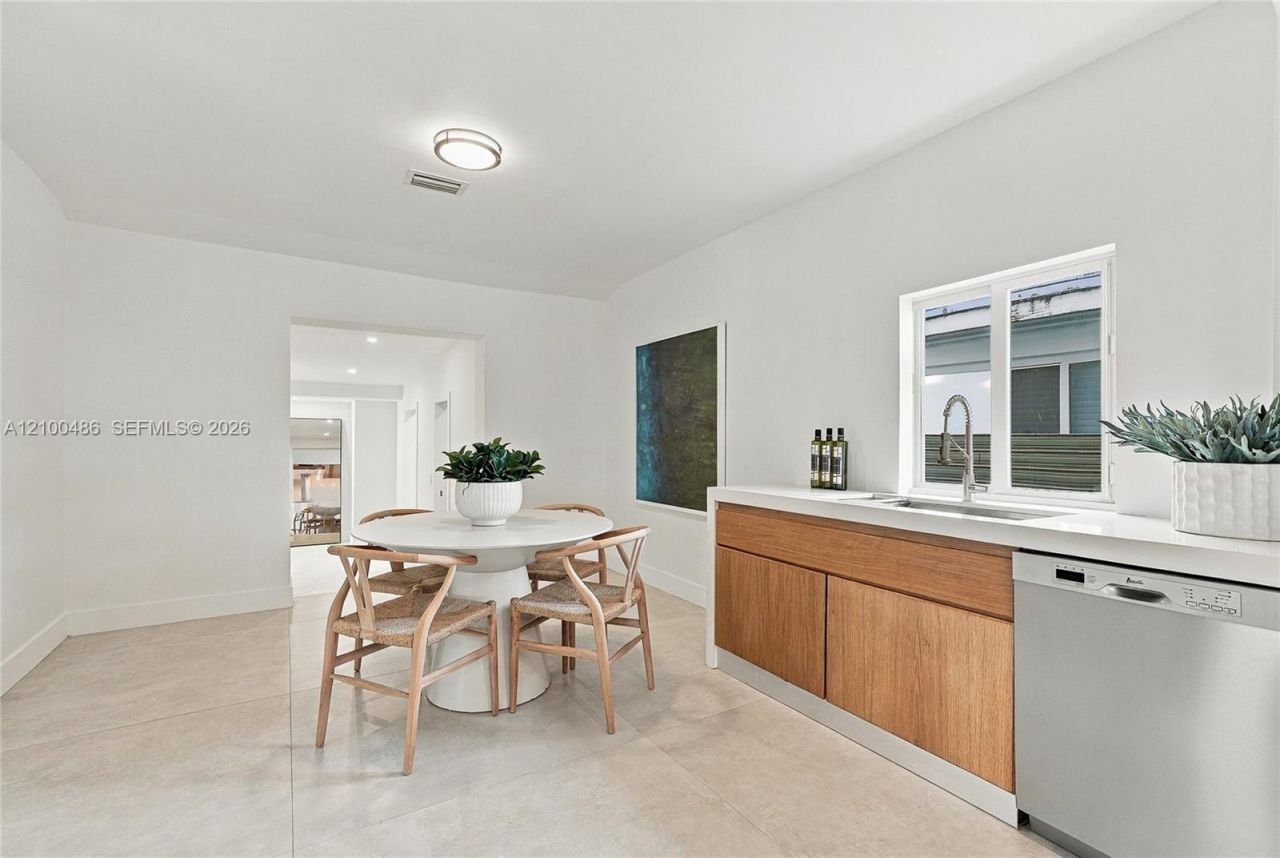 596 W 50th St , Miami Beach, FL 33140 Photo