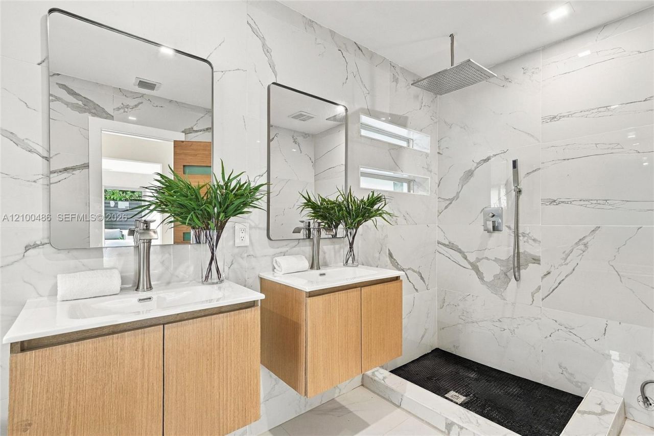596 W 50th St , Miami Beach, FL 33140 Photo