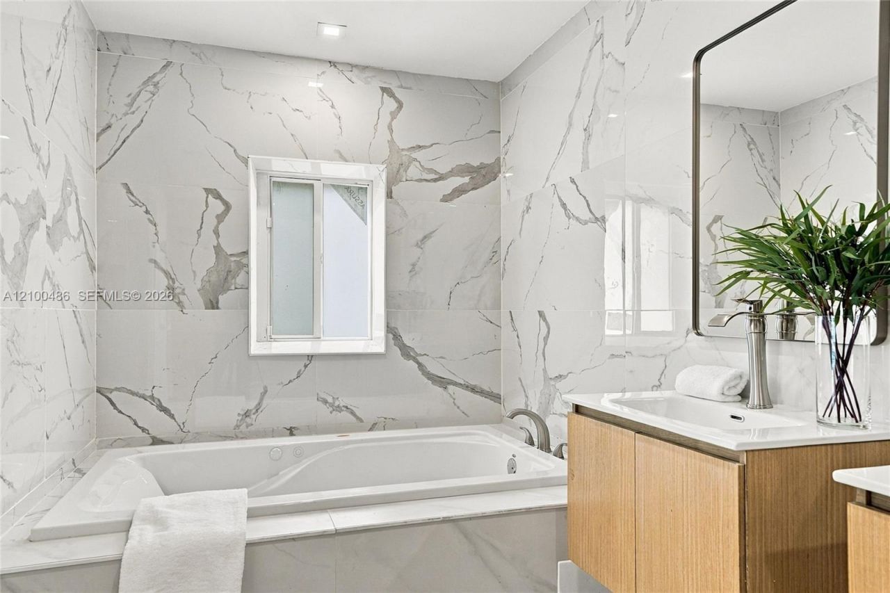 596 W 50th St , Miami Beach, FL 33140 Photo