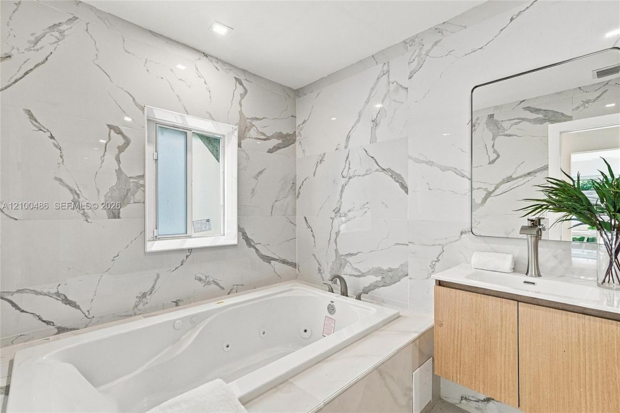 596 W 50th St , Miami Beach, FL 33140 Photo