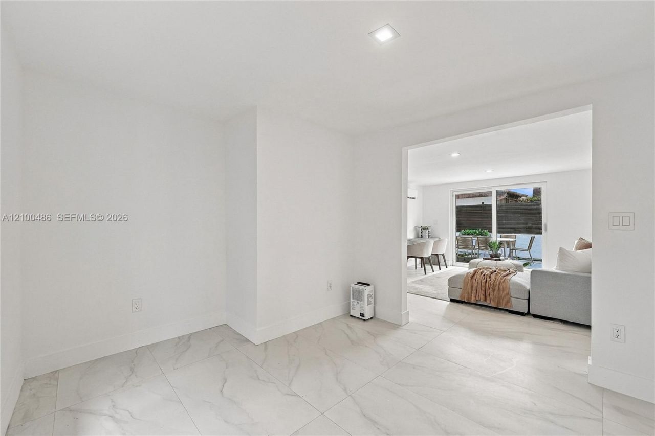 596 W 50th St , Miami Beach, FL 33140 Photo