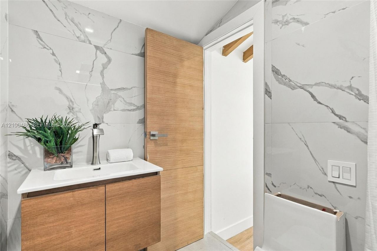 596 W 50th St , Miami Beach, FL 33140 Photo