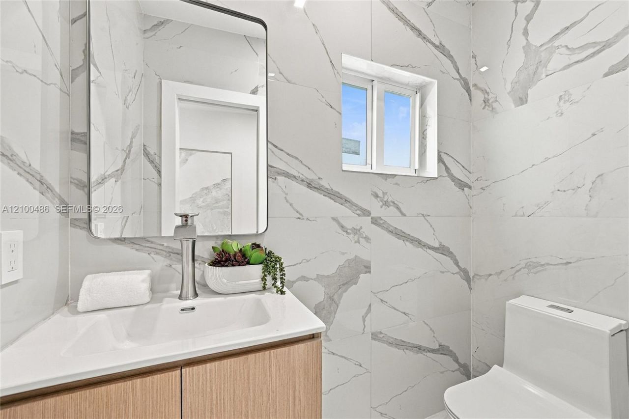 596 W 50th St , Miami Beach, FL 33140 Photo