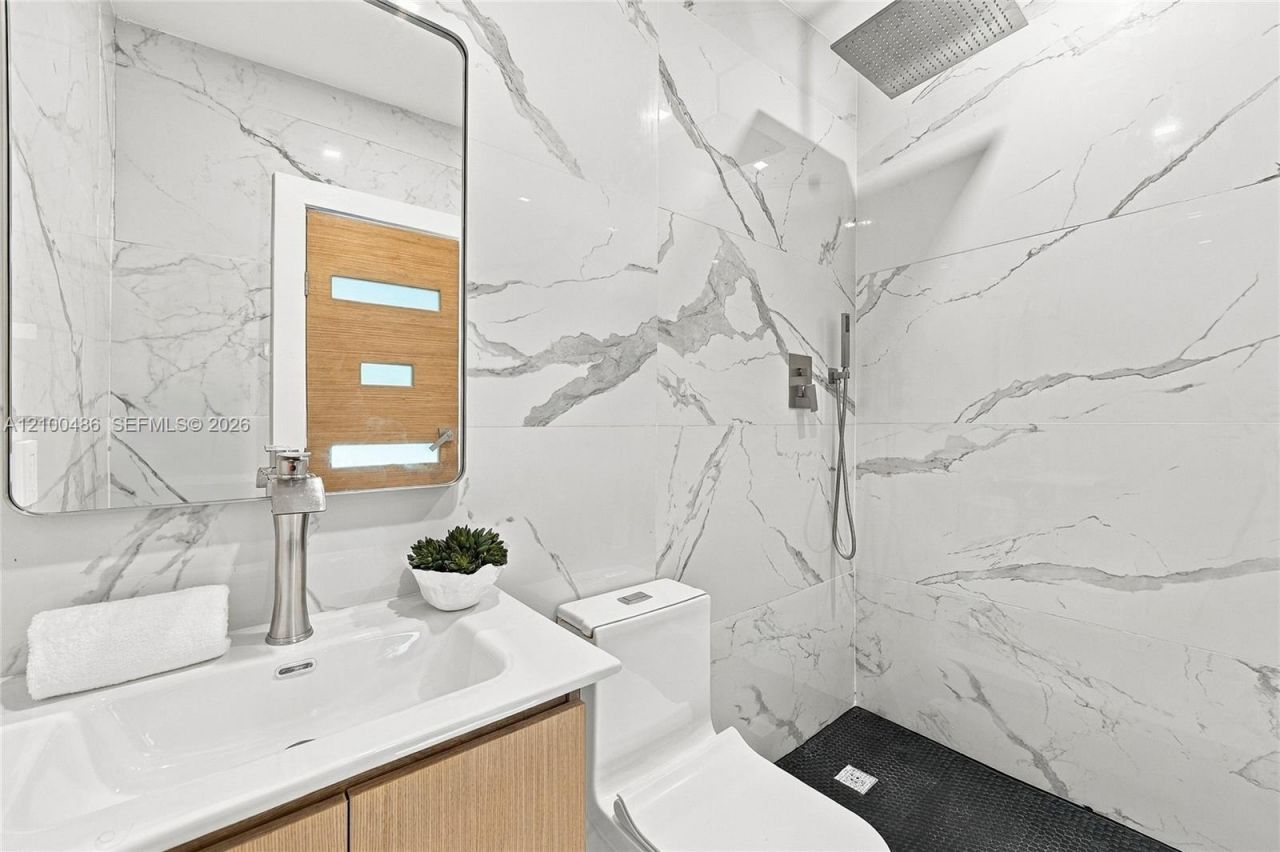 596 W 50th St , Miami Beach, FL 33140 Photo