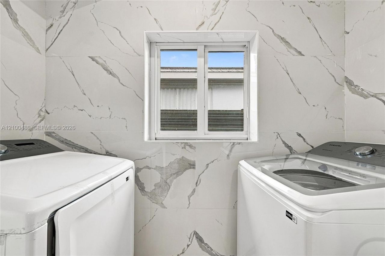 596 W 50th St , Miami Beach, FL 33140 Photo