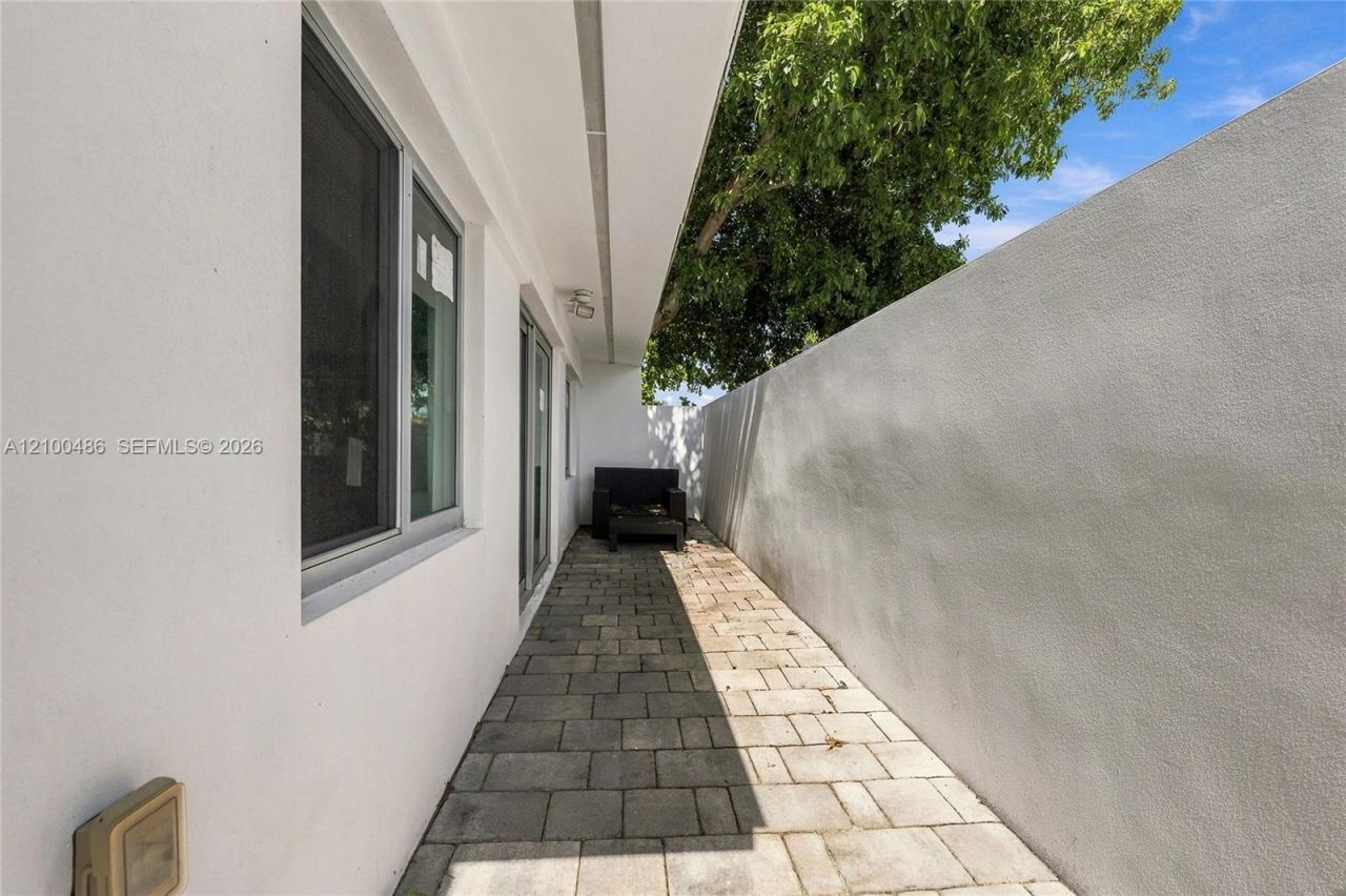 596 W 50th St , Miami Beach, FL 33140 Photo