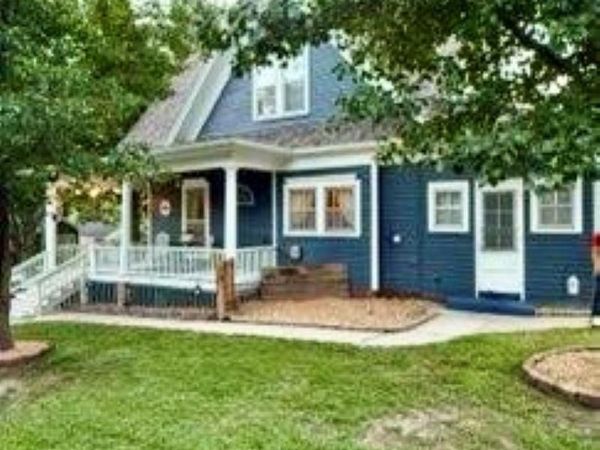 916 N Iowa Avenue, York, NE 68467