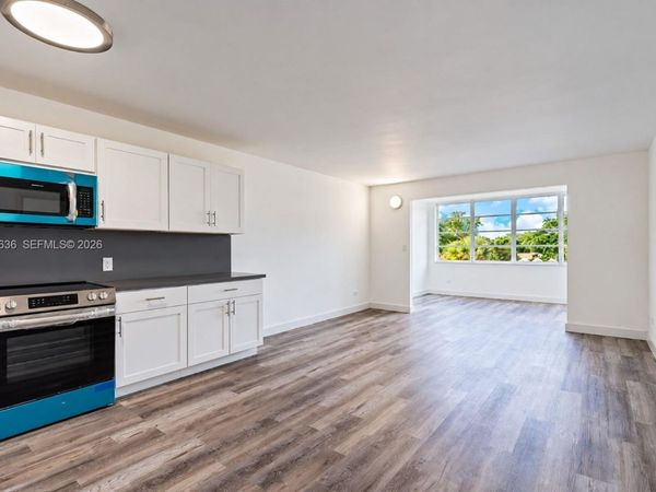 445 NE 195th St , Miami, FL 33179