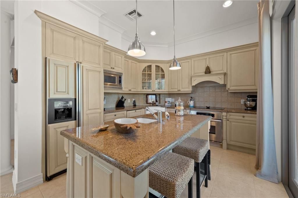 380 10th St S, Unit 202, Naples, FL 34102 Photo