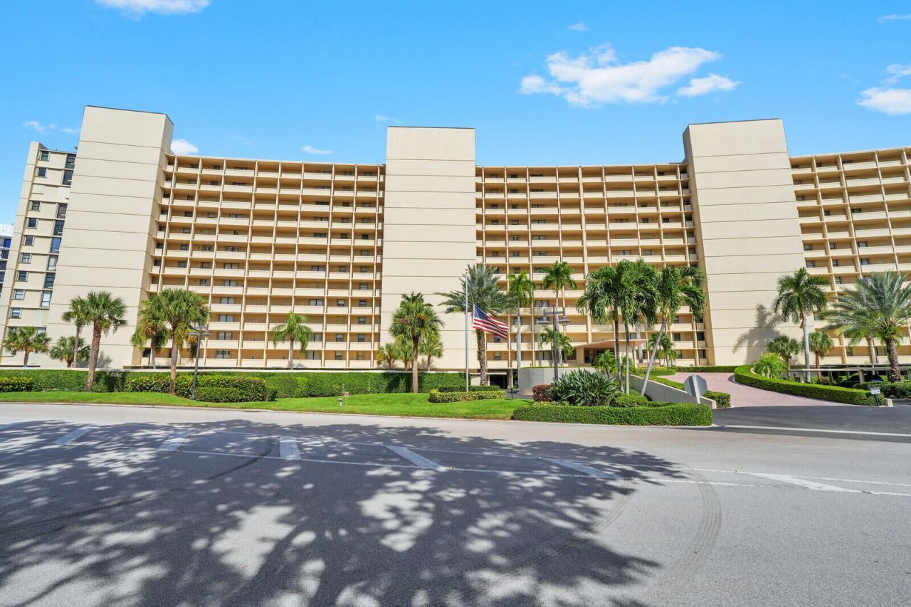 130 Lakeshore Drive, Unit 821, North Palm Beach, FL 33408 Photo