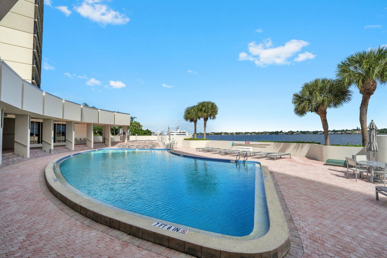 130 Lakeshore Drive, Unit 821, North Palm Beach, FL 33408 Photo