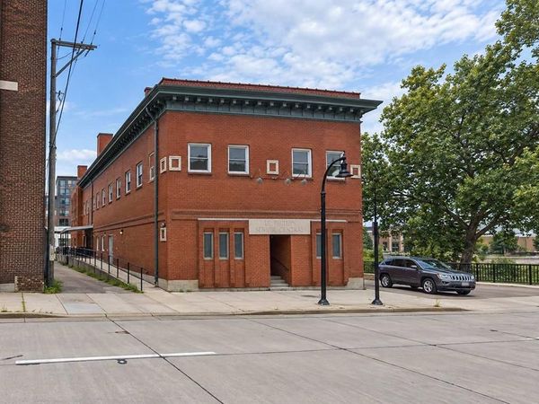 8 S Farwell Street, Eau Claire, WI 54701