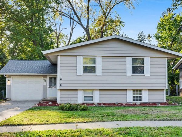 1010 Pawnee Dr NW, Cedar Rapids, IA 52405