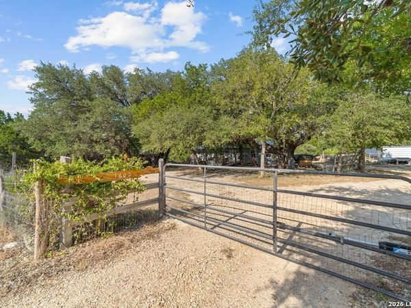1602 Broad Oak Dr., Bandera, TX 78003