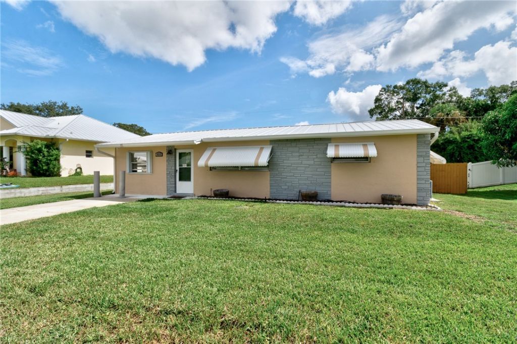 425 Easy Street , Sebastian, FL 32958 Photo