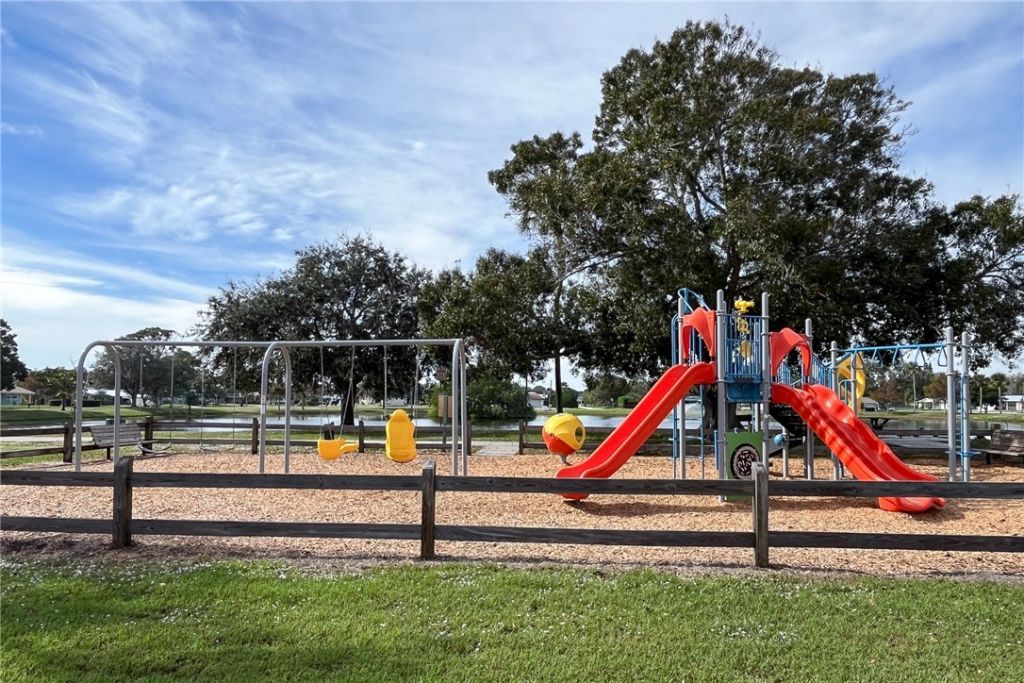 425 Easy Street , Sebastian, FL 32958 Photo