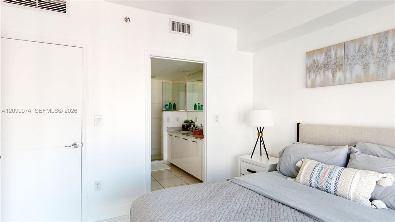 500 Brickell Ave , Unit 3405, Miami, FL 33131 Photo