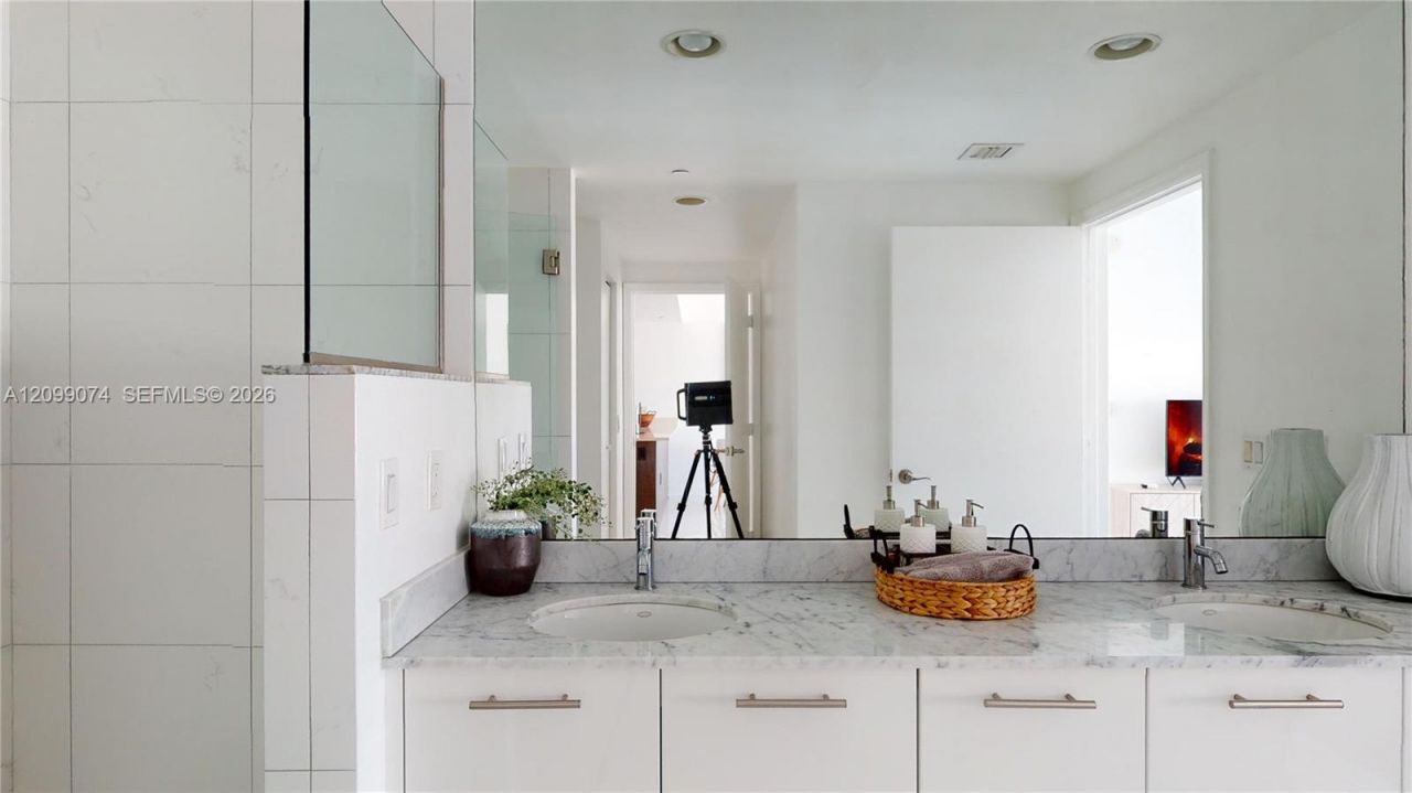 500 Brickell Ave , Unit 3405, Miami, FL 33131 Photo