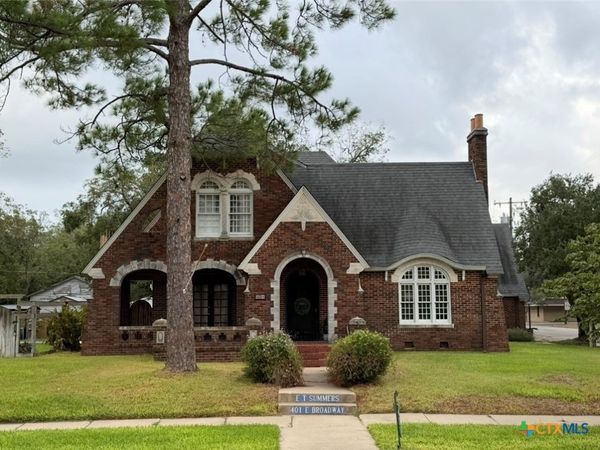 401 E Broadway , Cuero, TX 77954