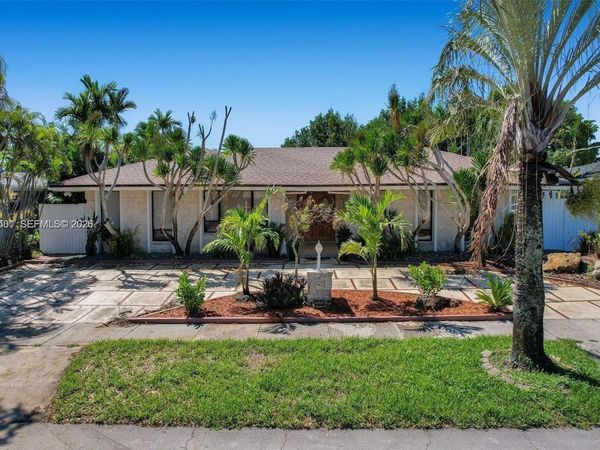 2310 NE 195th St , Miami, FL 33180