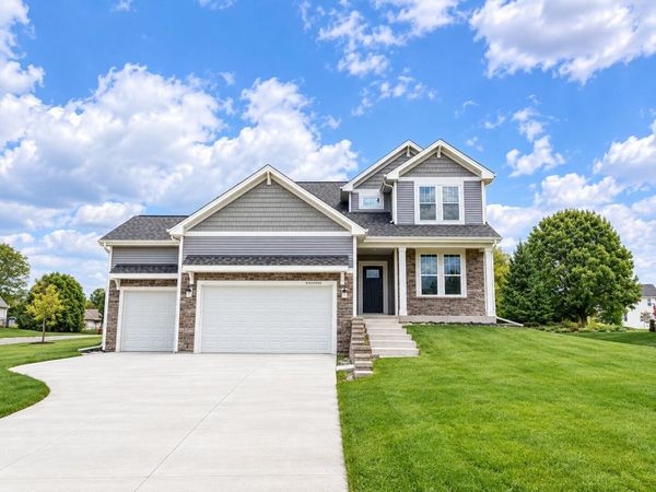 N101W16888 Tanglewood Dr, Germantown, WI 53022