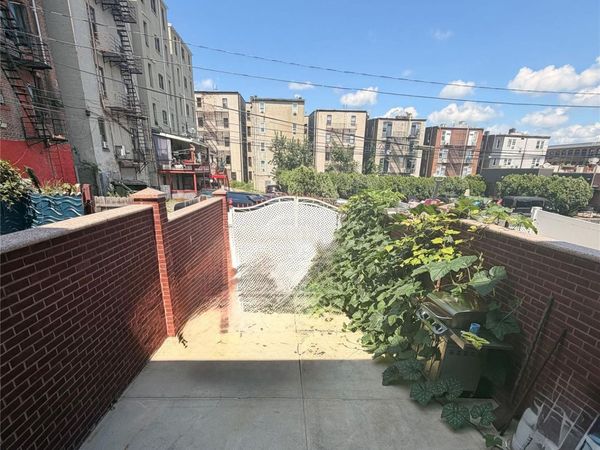 79 Moquette Row N, Yonkers, NY 10703