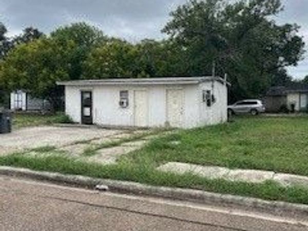 1015 Ash Street , Victoria, TX 77901