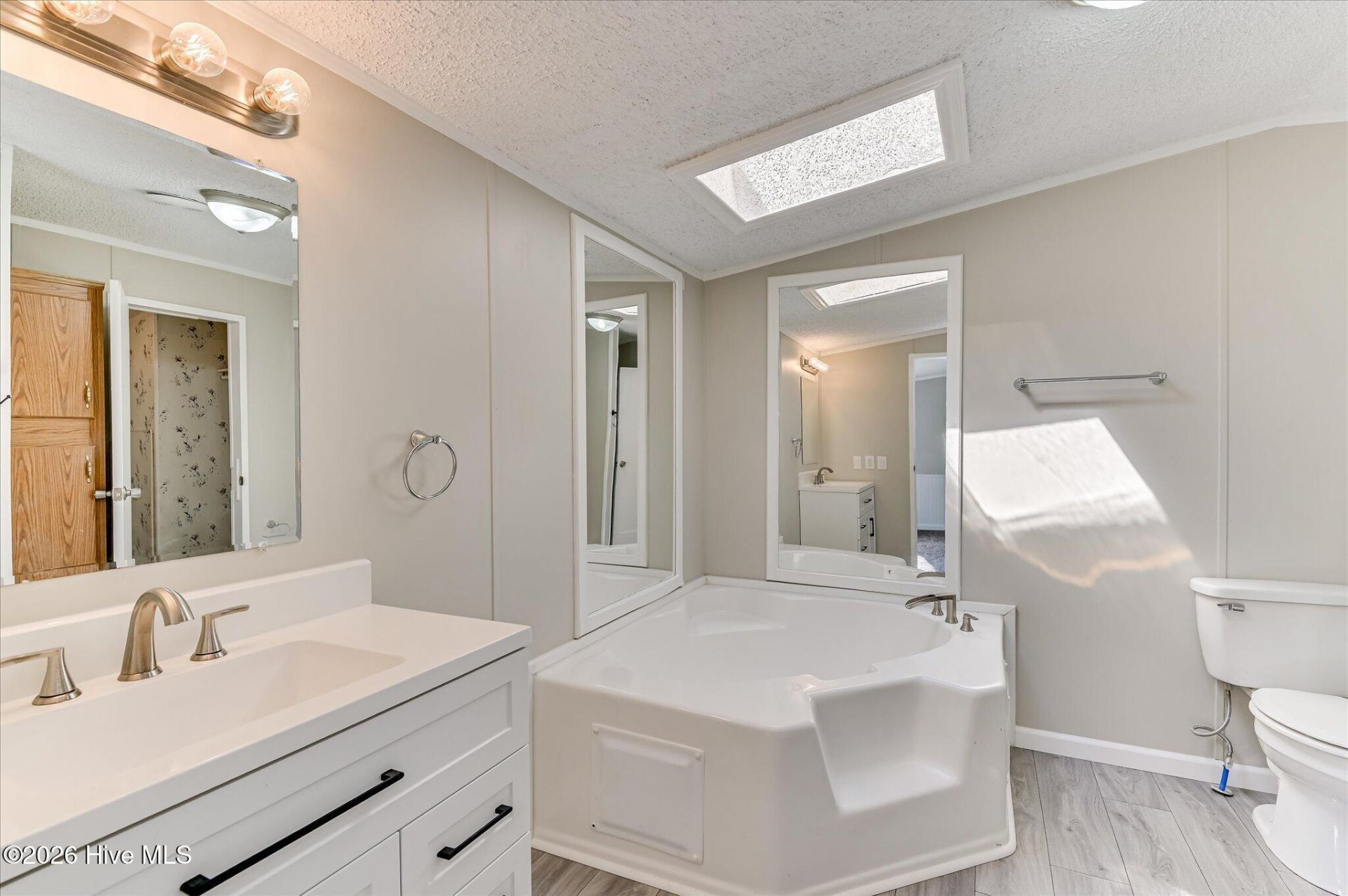 195 Riverbend Drive Photo 14