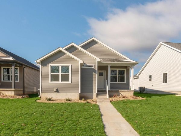 127 Axlewood Drive, Waterloo, IA 50701