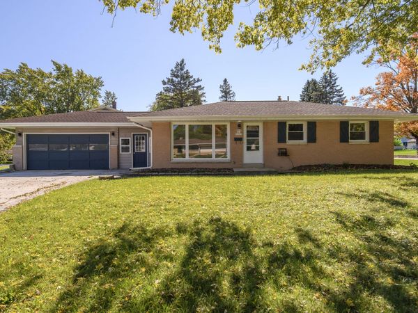 N87W17919 Queensway Ct, Menomonee Falls, WI 53051