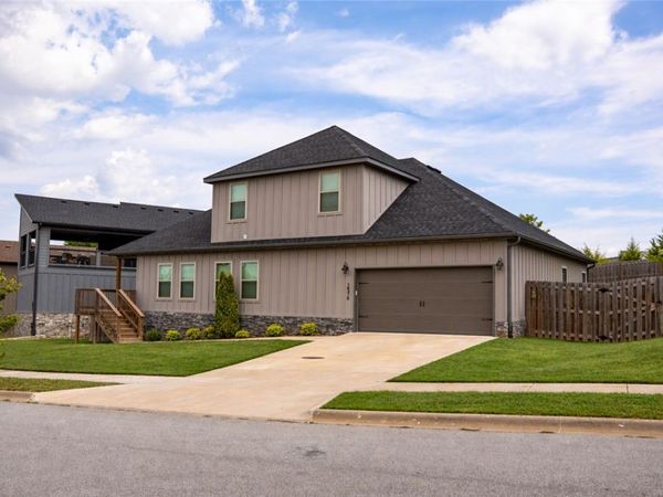 2576 N Justin Drive , Fayetteville, AR 72704