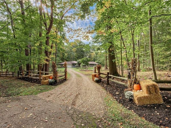 8165 Chagrin Mills Road , Chagrin Falls, OH 44022