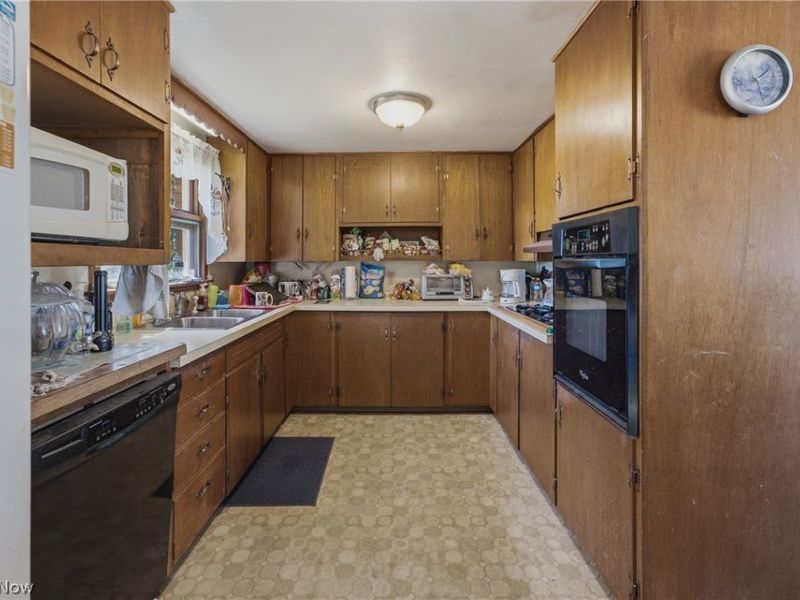 7660 Brookview Street, Louisville, OH 44641 Photo 32